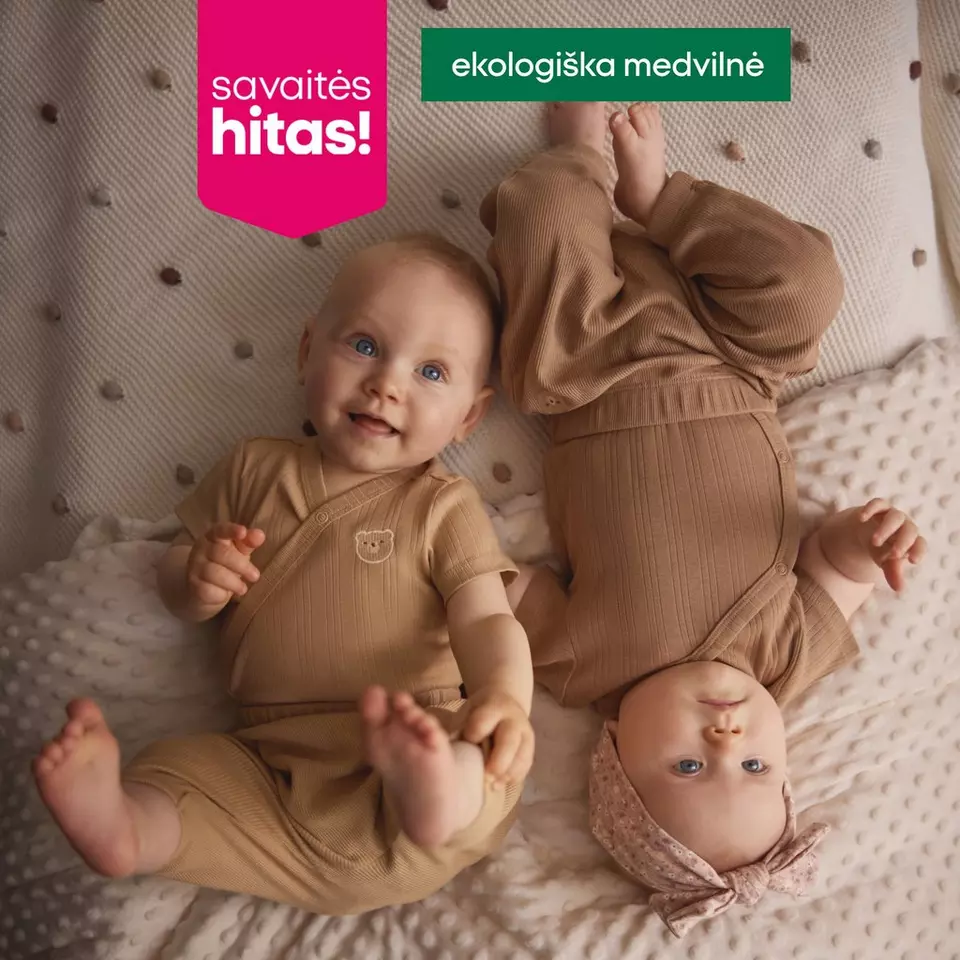 Pepco kūdikiai guli ant antklodės, vilki ekologiškos medvilnės drabužius.