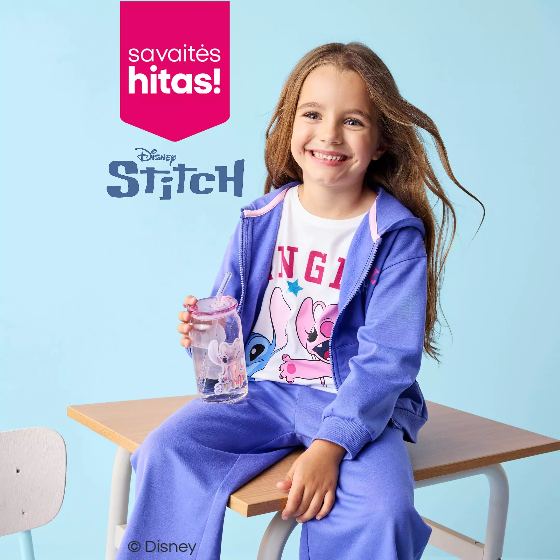 Pepco mergaitė dėvi violetinį Disney Stitch sportinį kostiumą ir laiko gėrimo butelį.