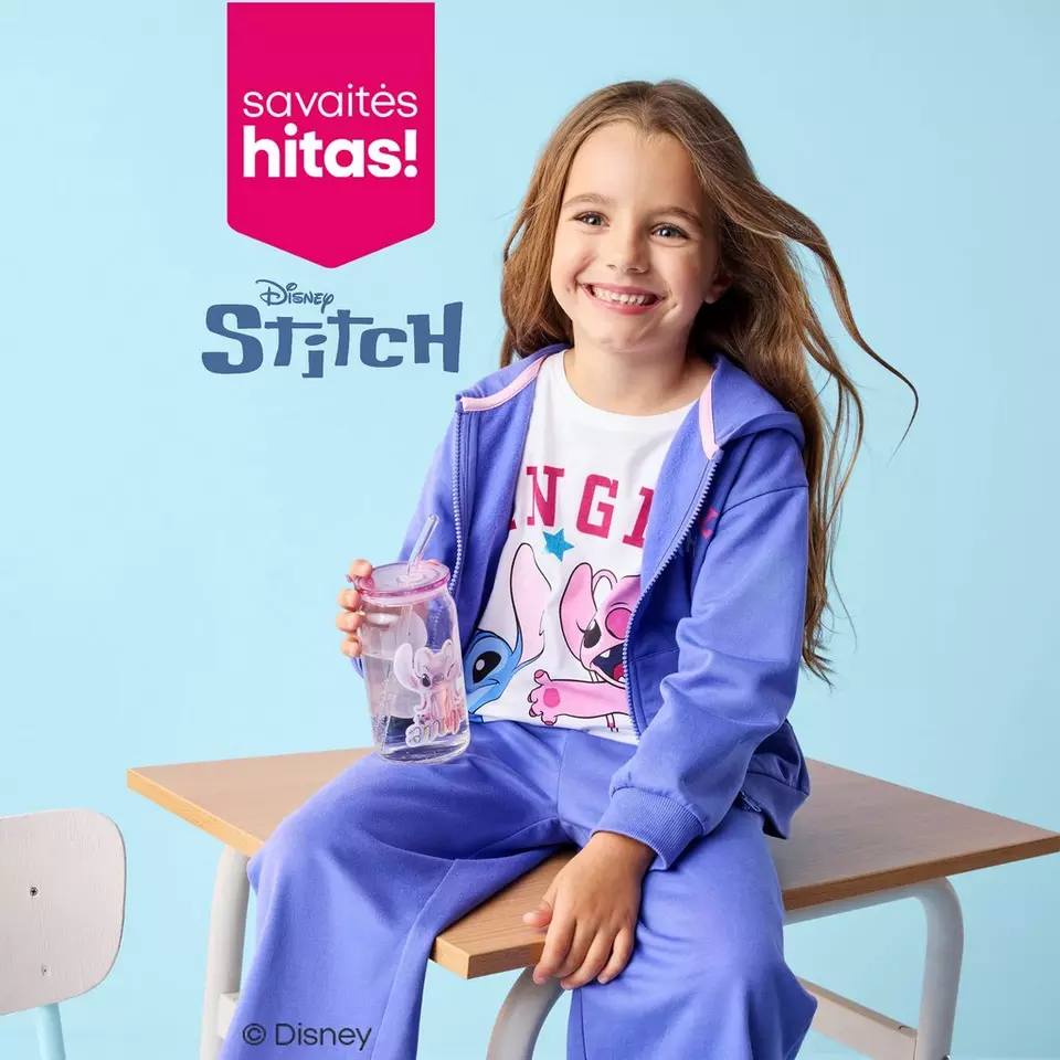 Pepco mergaitė dėvi violetinį Disney Stitch sportinį kostiumą ir laiko gėrimo butelį.