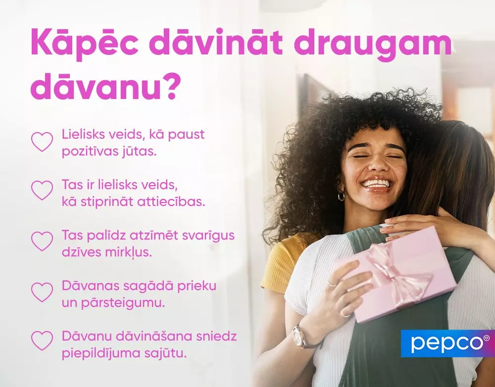 Divas sievietes apskaujas, viena tur rozā dāvanu kastīti ar lenti.