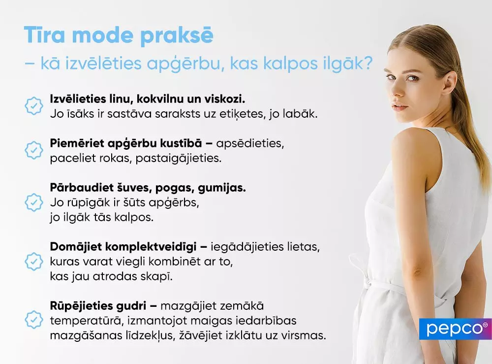 Pepco informatīvais attēls par ilgtspējīgu modes izvēli ar padomiem par apģērba materiāliem un kopšanu, attēlots ar sievieti baltā kleitā.