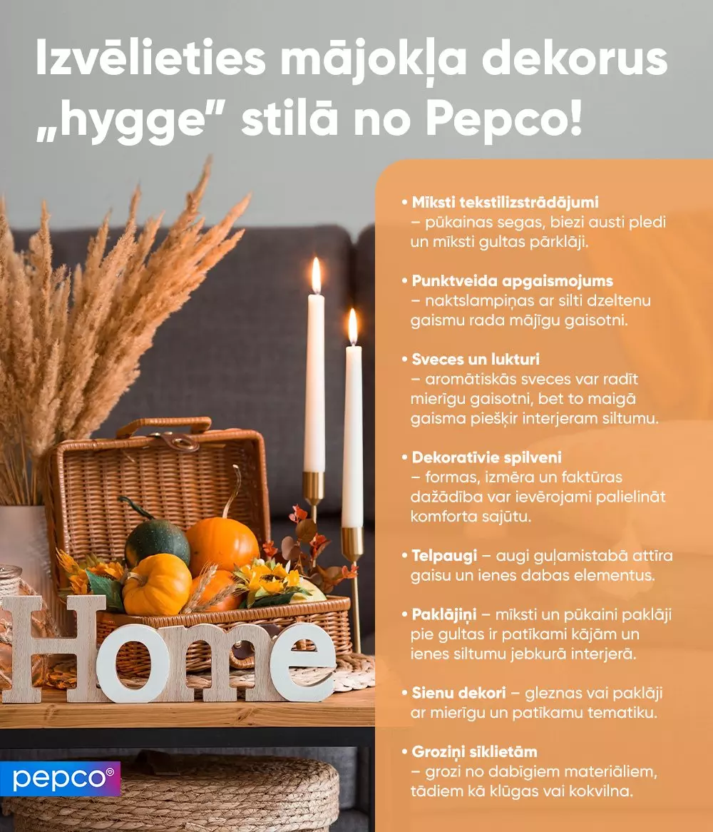 Pepco reklāmas attēls ar hygge stila mājas dekorācijām, ķirbjiem un svecēm grozā, pampas zāli un HOME uzrakstu, ar dekorāciju padomiem.