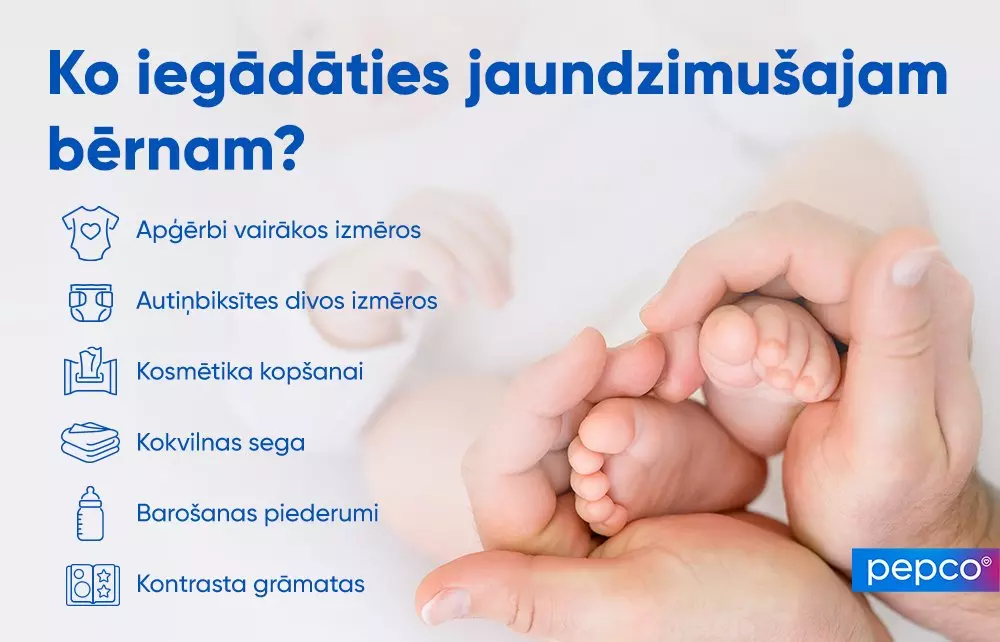 Pepco informatīvais attēls ar jaundzimušā kājiņu pieaugušā rokās un sarakstu ar nepieciešamajām lietām jaundzimušajam.