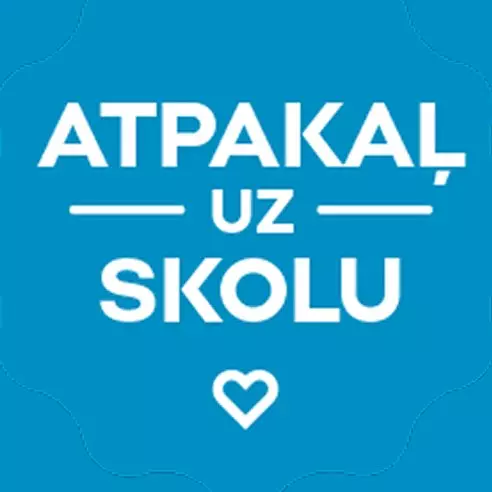 Pepco atpakaļ uz skolu kampaņas reklāma ar tekstu un sirds simbolu zilā fonā.