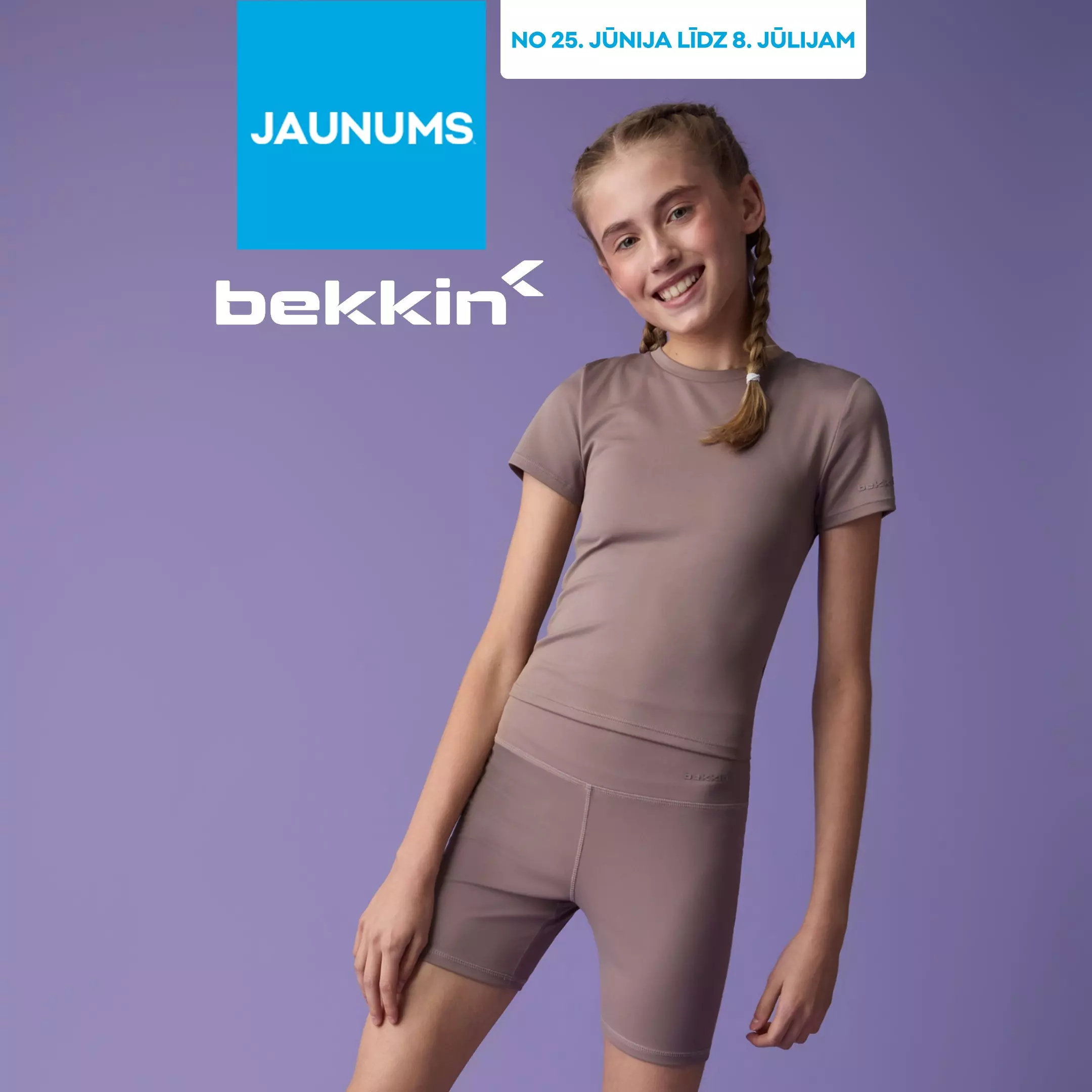 Meitene smaidot valkā Pepco bēšu Bekkin sporta apģērbu komplektu ar īsām piedurknēm un šortiem.
