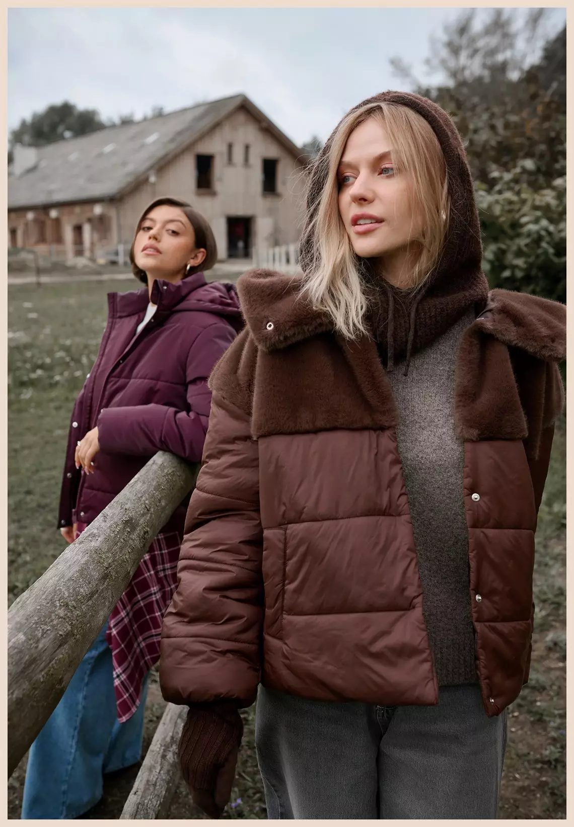 Dos mujeres luciendo chaquetas acolchadas Pepco con capucha en un entorno rural.