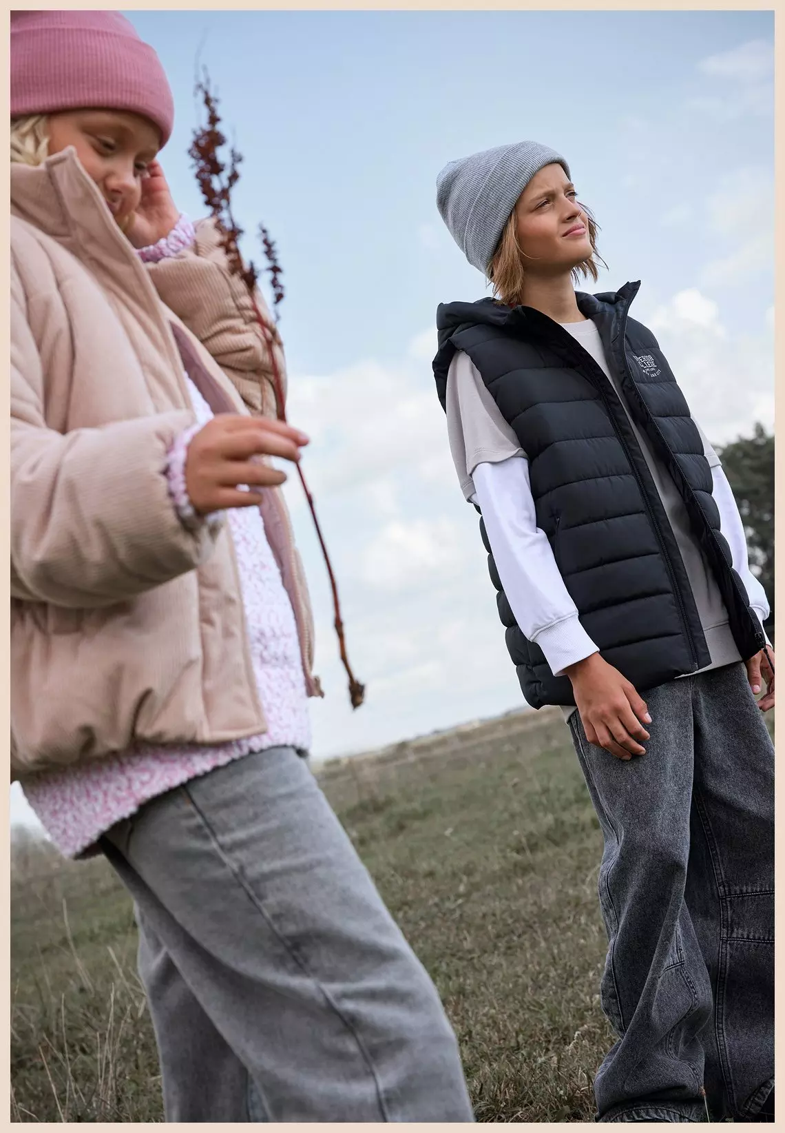 Dos mujeres con gorros de punto y chalecos acolchados Pepco disfrutando al aire libre.