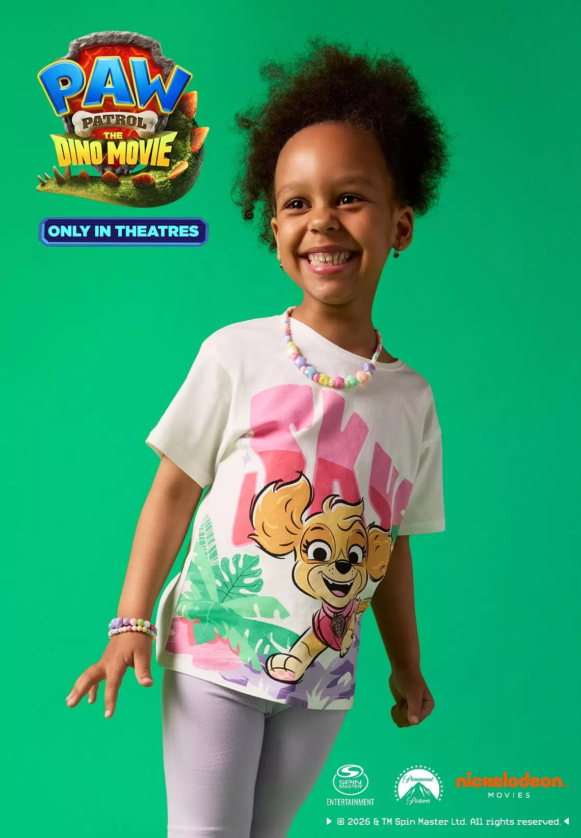 Niña sonriente llevando camiseta Pepco de PAW Patrol con collar de cuentas de colores.