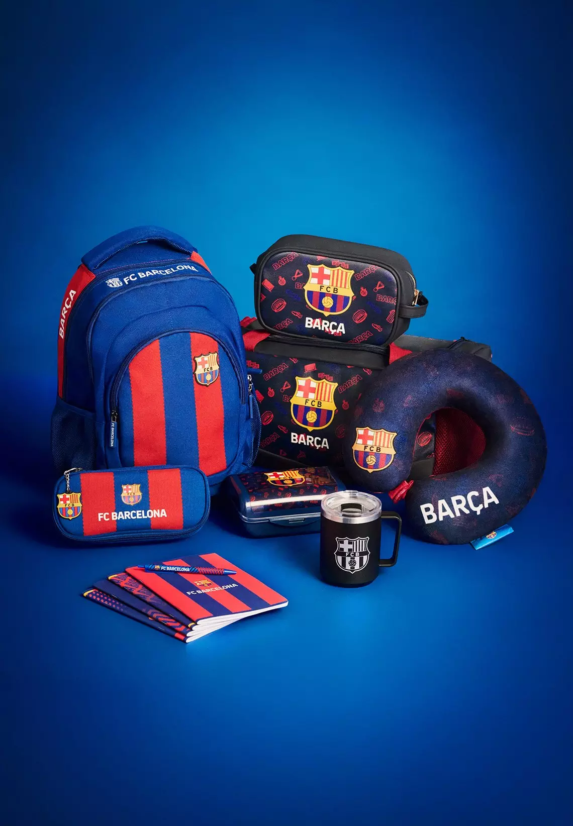 Colecție Pepco de produse FC Barcelona incluzând rucsac, penar, geantă, pernă și cană.