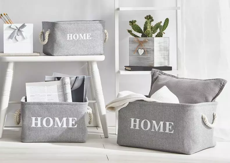 Szare kosze tekstylne Pepco z napisem HOME w trzech różnych rozmiarach, idealne do przechowywania domowych przedmiotów.