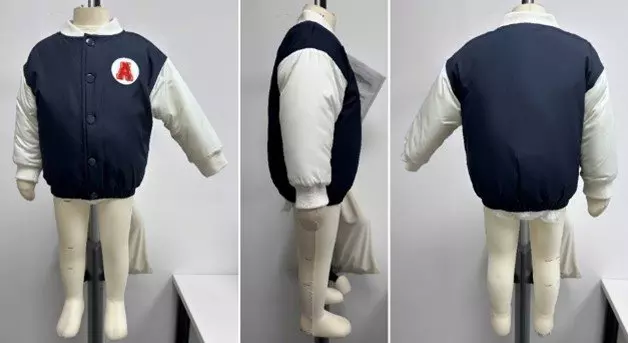 Chaqueta universitaria azul marino y blanca con parche rojo en el pecho, mostrada desde tres ángulos.