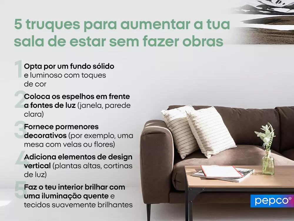 Guia Pepco com 5 truques para ampliar visualmente uma sala de estar, mostrando sofá castanho com almofadas e mesa de centro.