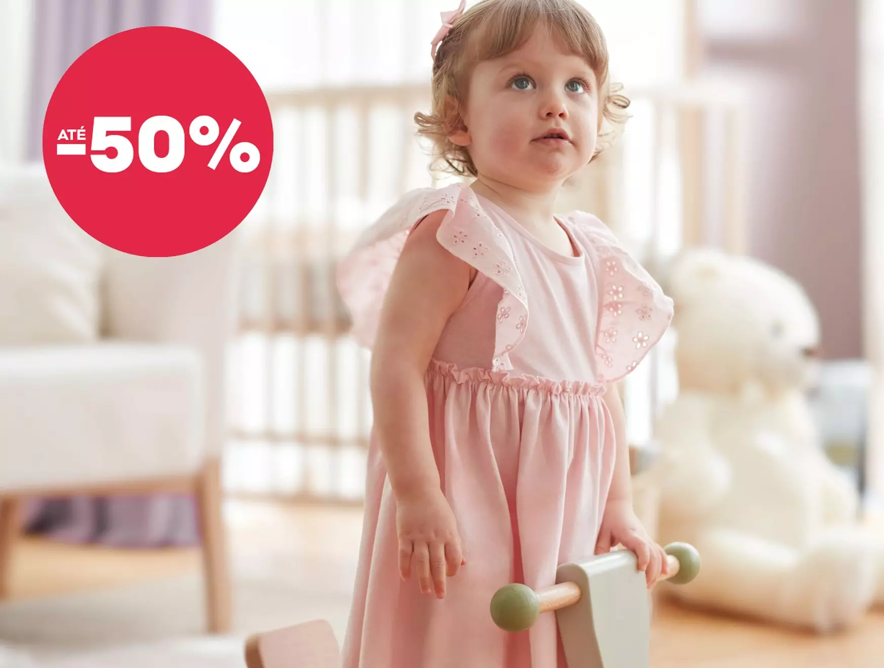 Criança com vestido rosa Pepco a brincar, promoção até -50%.