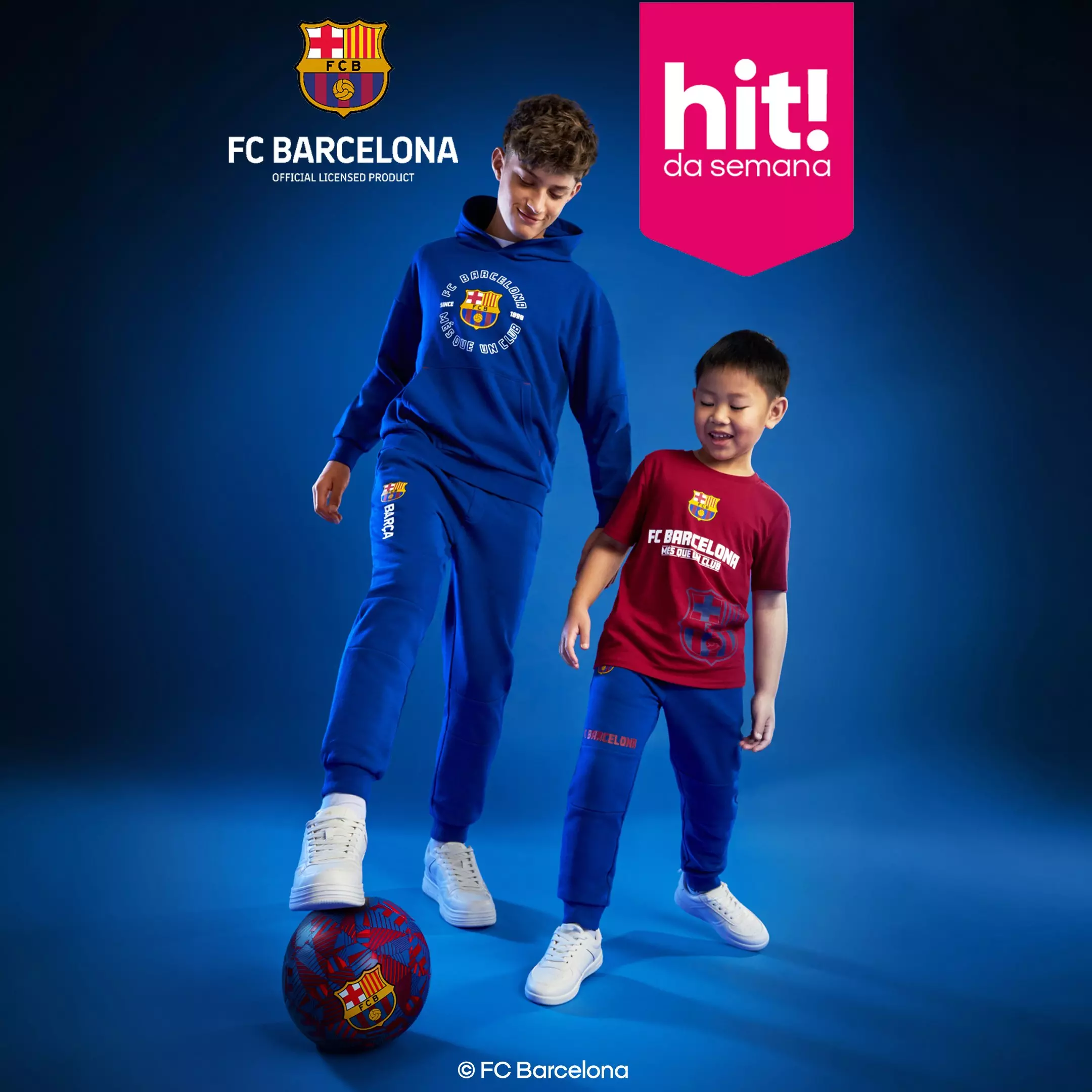 Dois rapazes a jogar à bola com roupa desportiva oficial FC Barcelona da Pepco.