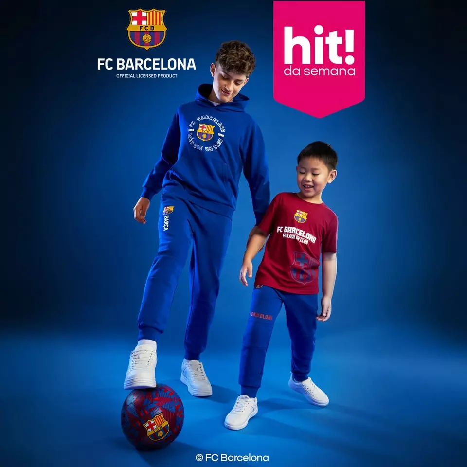 Dois rapazes a jogar à bola com roupa desportiva oficial FC Barcelona da Pepco.