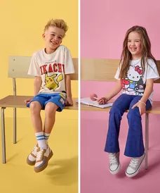 Deti sedia na laviciach v tričkách s motívmi Pikachu a Hello Kitty od Pepco.