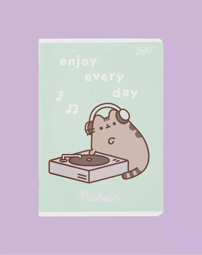 Caiet Pepco Pusheen cu pisică DJ la pick-up și textul enjoy every day pe fundal verde mentă.