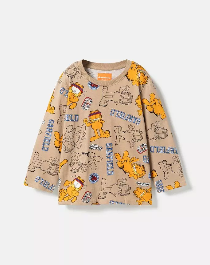 Bluză Pepco bej cu mânecă lungă pentru copii, imprimată cu personajul Garfield și textul GARFIELD.
