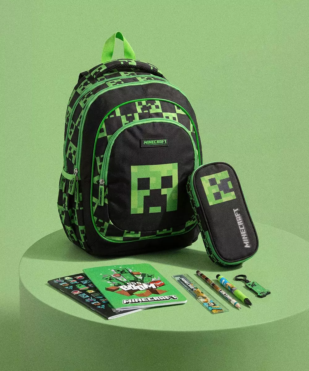 Rucsac și penar Minecraft Pepco negru cu verde, afișate cu rechizite școlare incluzând caiete și pixuri.