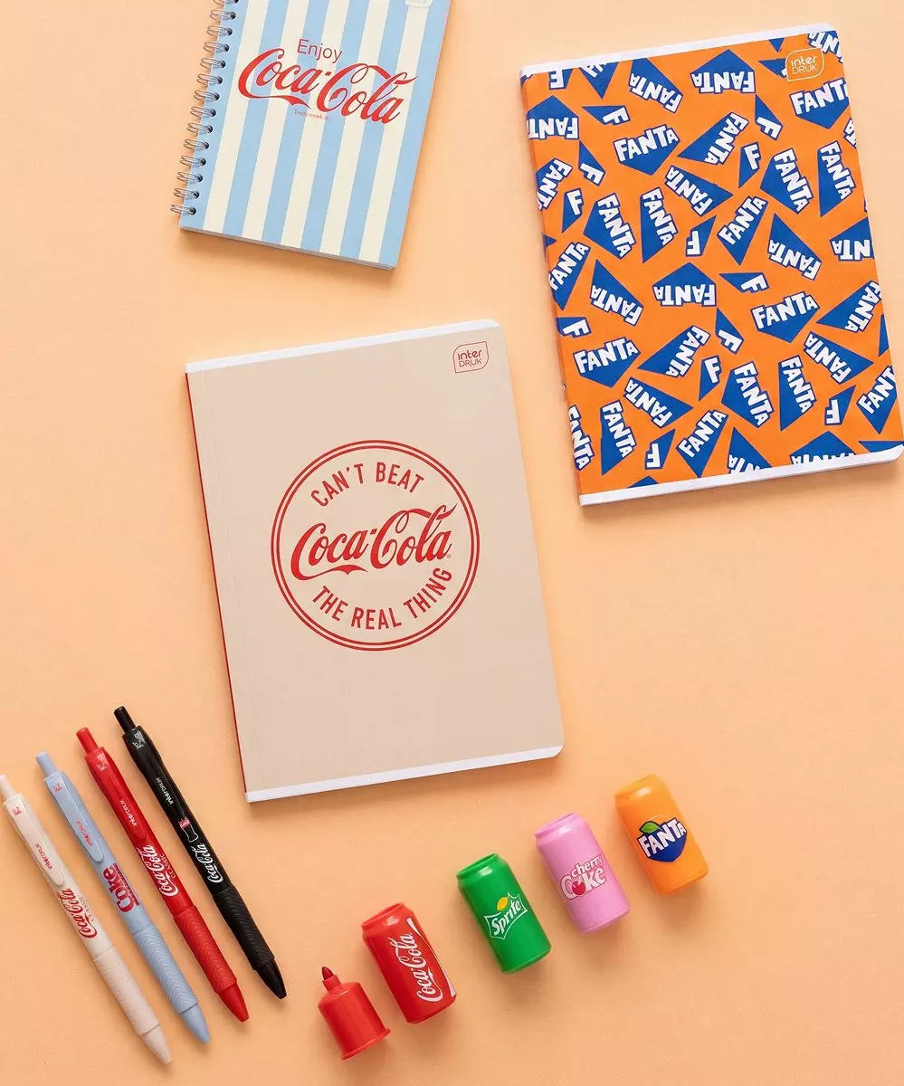 Pepco тетрадки с дизайн Coca-Cola и Fanta, заедно с химикалки и маркери с брандинг на безалкохолни напитки.