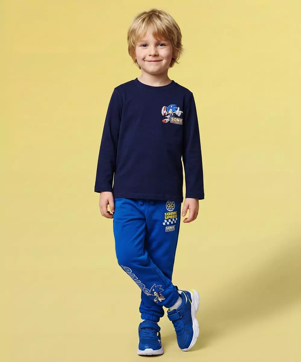 Bambino sorridente indossa completo Pepco Sonic con maglia blu navy e pantaloni blu con stampe del personaggio.
