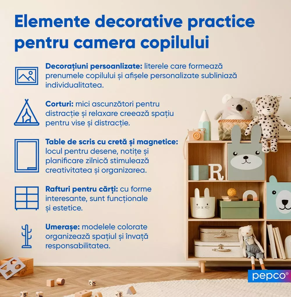 Raft de lemn cu elemente decorative pentru camera copilului, incluzând jucării de pluș, cutii și accesorii cu design animal de la Pepco.