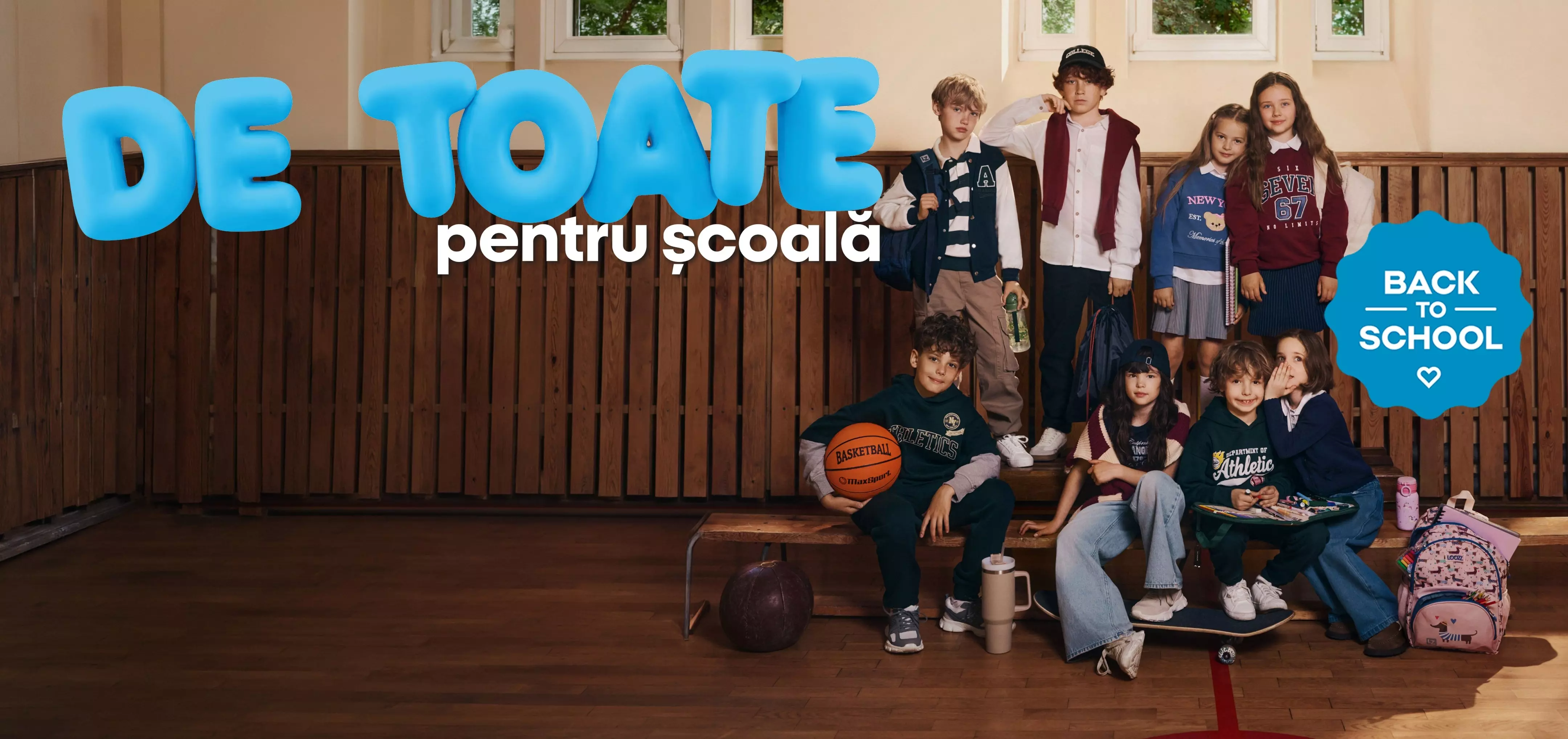Copii îmbrăcați în haine Pepco pentru școală, poziționați pe scări cu echipament sportiv și rucsacuri.