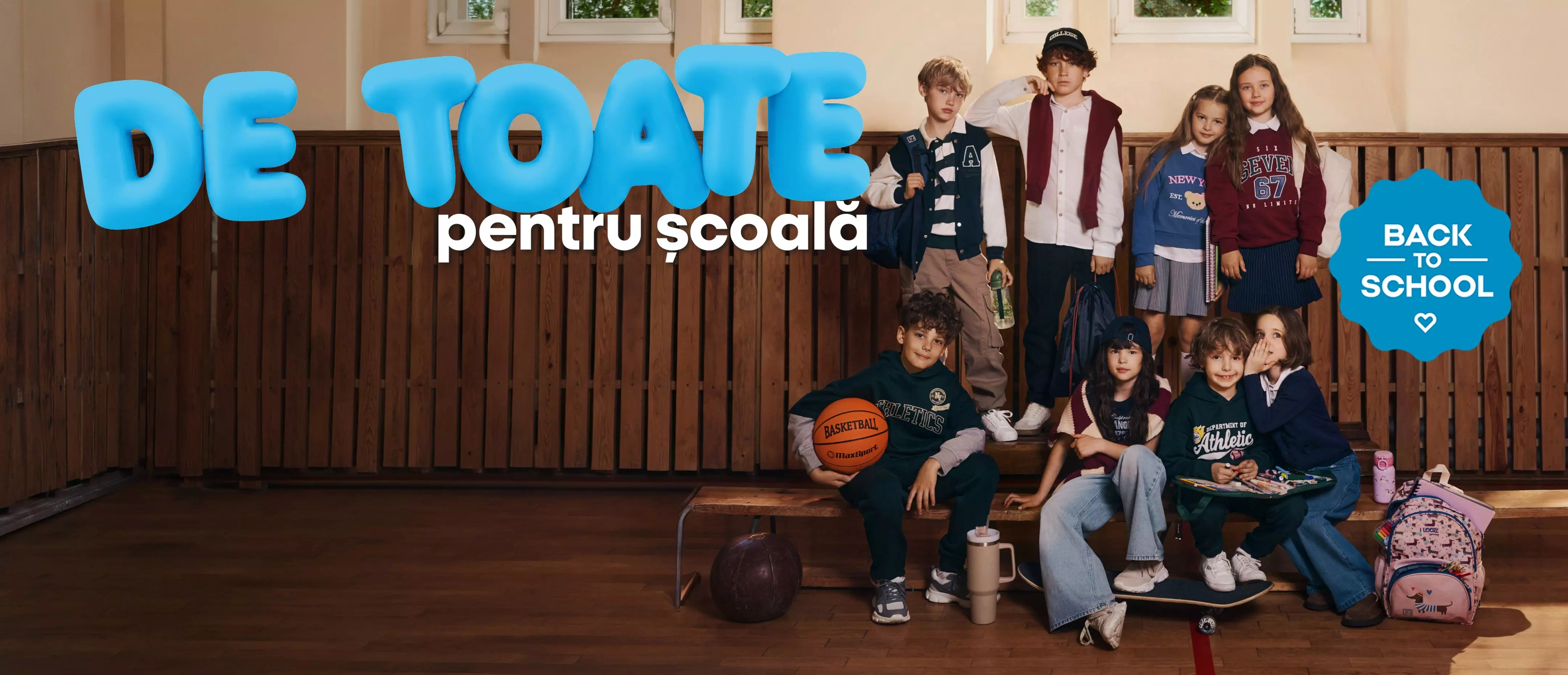 Copii în uniforme școlare Pepco, așezați pe bănci în vestiar, cu textul DE TOATE pentru școală și BACK TO SCHOOL.