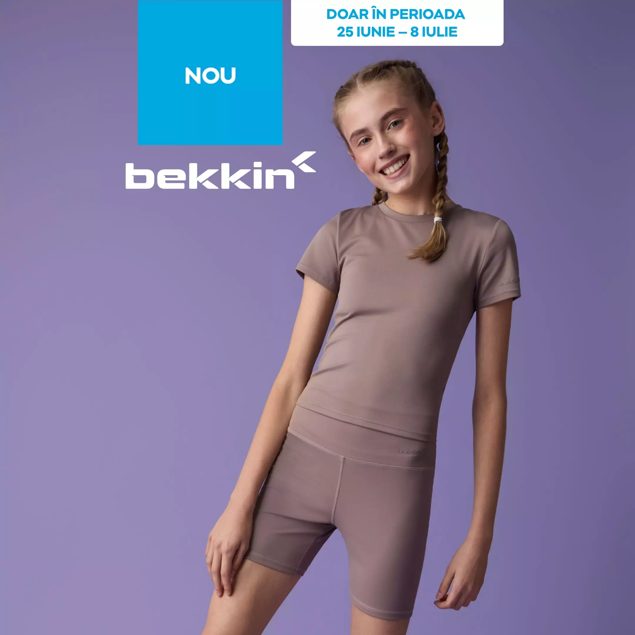 Fată zâmbitoare purtând tricou și pantaloni scurți sport bej Bekkin, disponibili la Pepco.