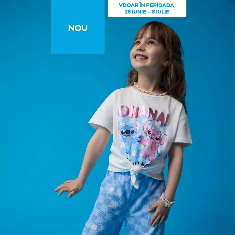 Fată zâmbitoare purtând tricou alb Pepco cu personaje Disney Stitch și pantaloni albaștri cu buline.