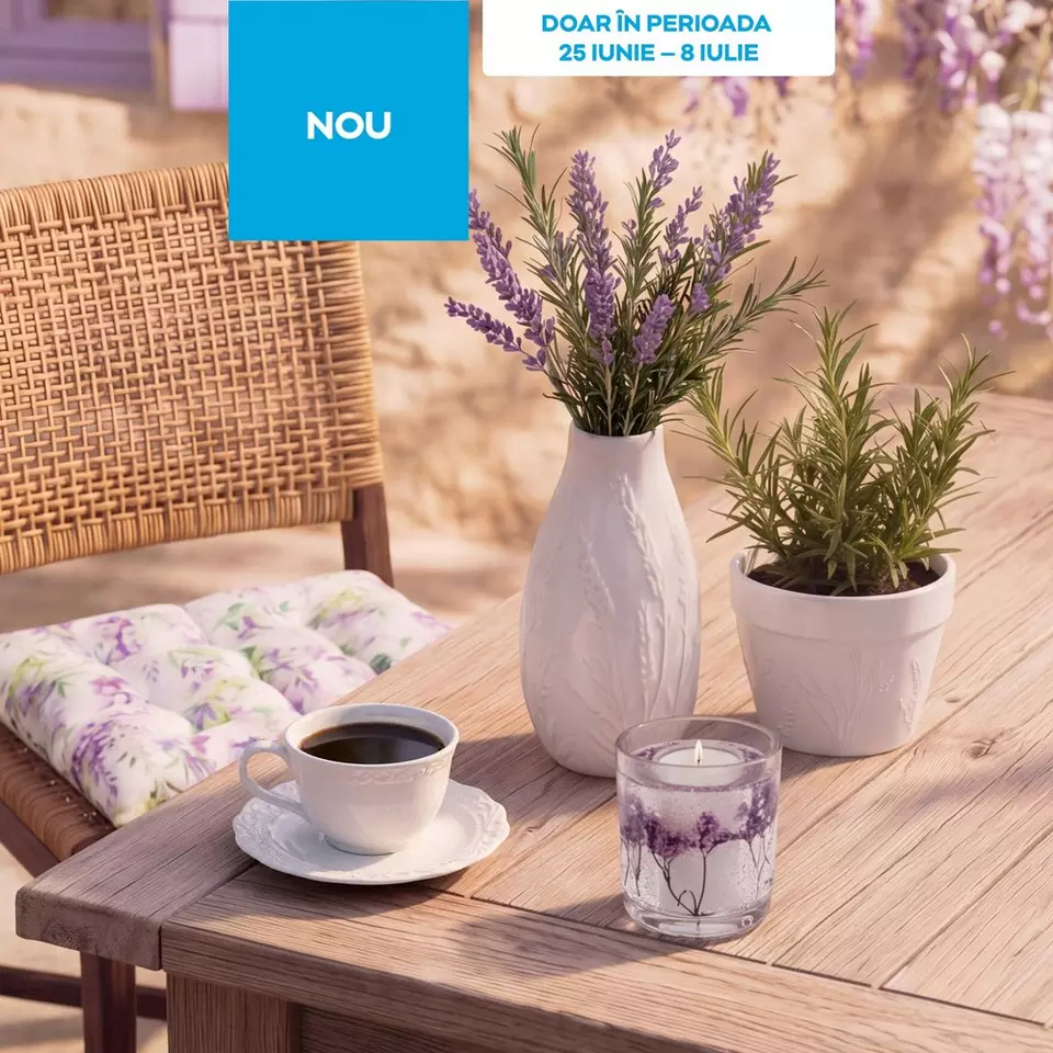 Pepco - masă de grădină cu lavandă în vază albă, cafea, lumânare decorativă și scaun din ratan.