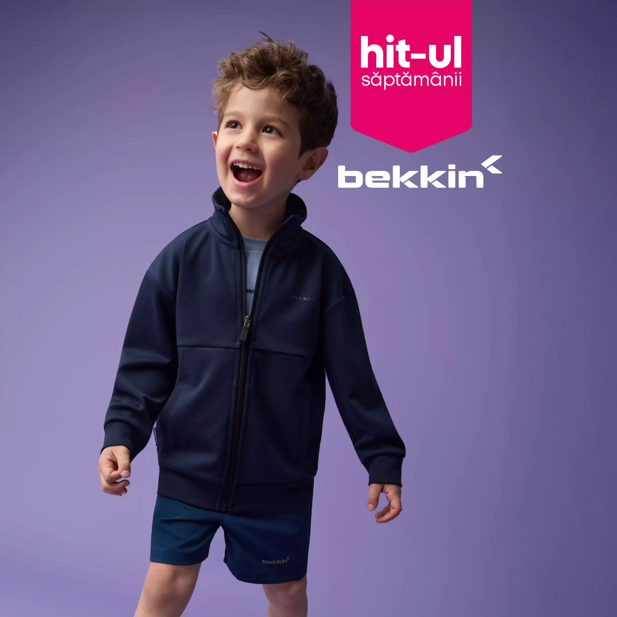 Băiat fericit purtând hanorac și pantaloni scurți bleumarin bekkin de la Pepco.