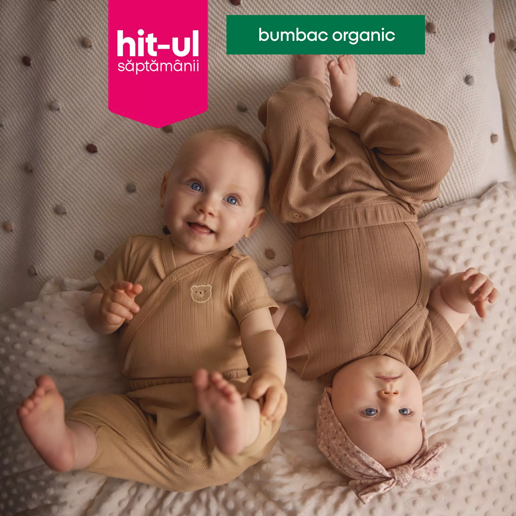 Bebeluși Pepco purtând îmbrăcăminte organică din bumbac, stând culcați pe o pătură.