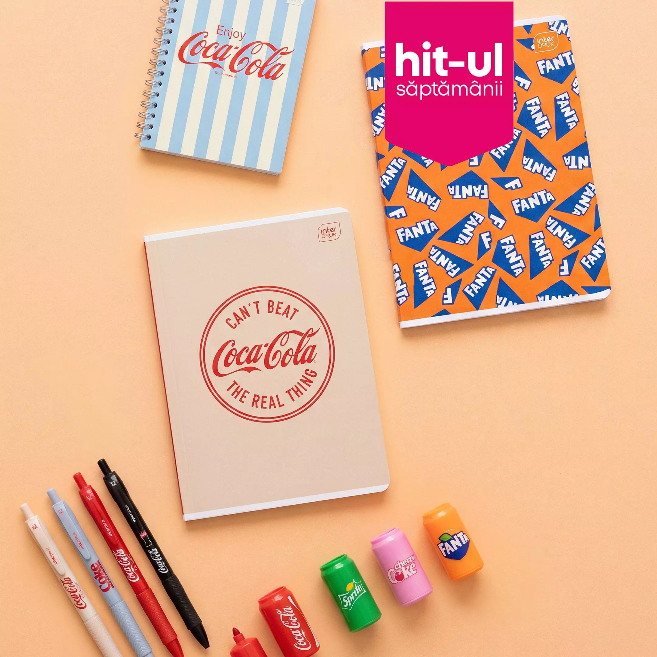 Caiete și pixuri Pepco cu branduri Coca-Cola și Fanta, perfecte pentru școală.