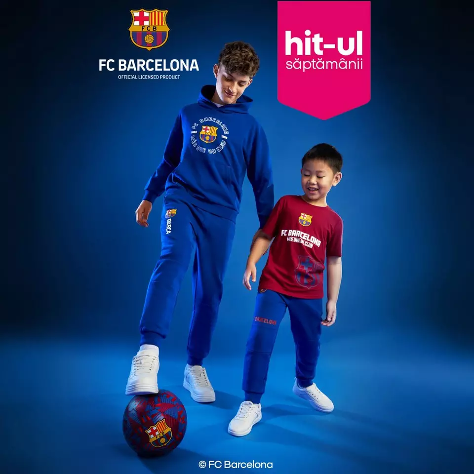Pepco oferă îmbrăcăminte sport FC Barcelona pentru copii, doi băieți jucându-se cu mingea de fotbal.