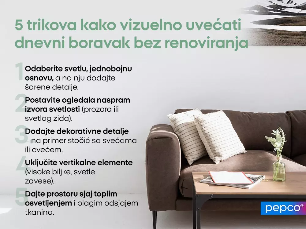 Pepco infografika sa 5 trikova za vizuelno proširenje dnevne sobe, prikazana uz modernu sofu sa jastucima i stolić.