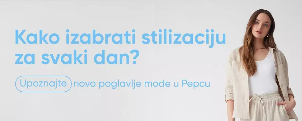 Žena u belom kompletu sa kardiganom, ruke u džepovima, tekst o stilizaciji.