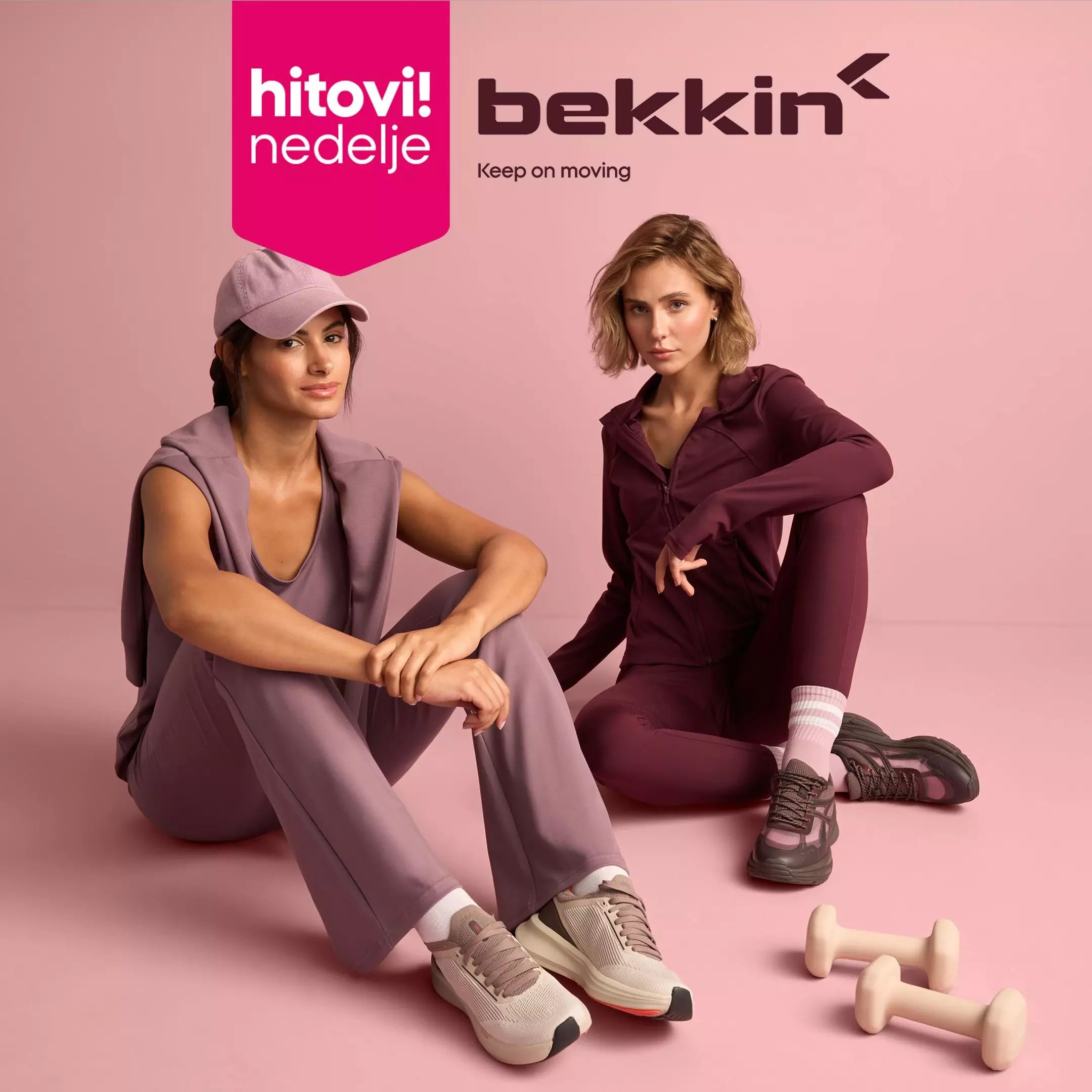 Dve žene u Pepco Bekkin sportskoj odeći sede opušteno sa tegovima u blizini.