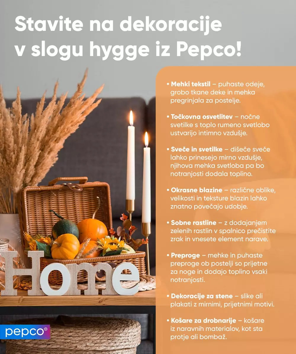 Dekorativna ureditev v hygge slogu z napisom "Home", svečami, buča, suhimi rastlinami in košaro.