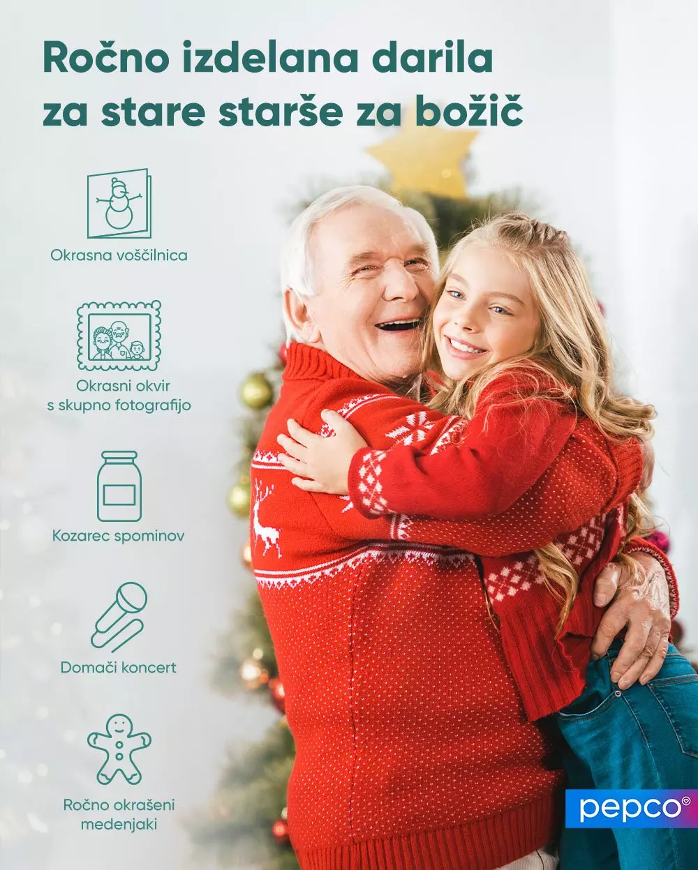Dedek in vnukinja v rdečih božičnih puloverjih se objemata pred okrašeno jelko.