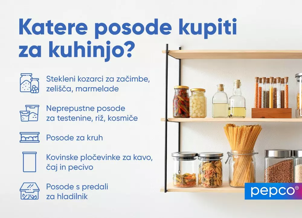 Kuhinjske police z različnimi steklenimi posodami za shranjevanje, začimbami in testeninami.