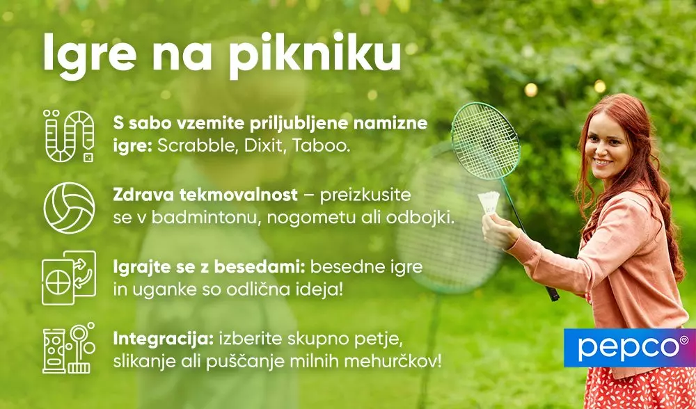 Ženska v rožnati jakni drži badmintonsko loparko na prostem.