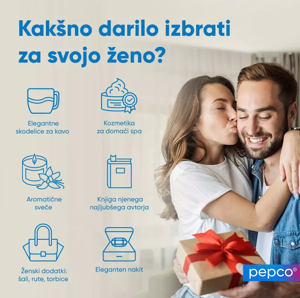 Srečen par se objema, medtem ko ženska drži darilno škatlo z rdečim trakom in moški na lice.