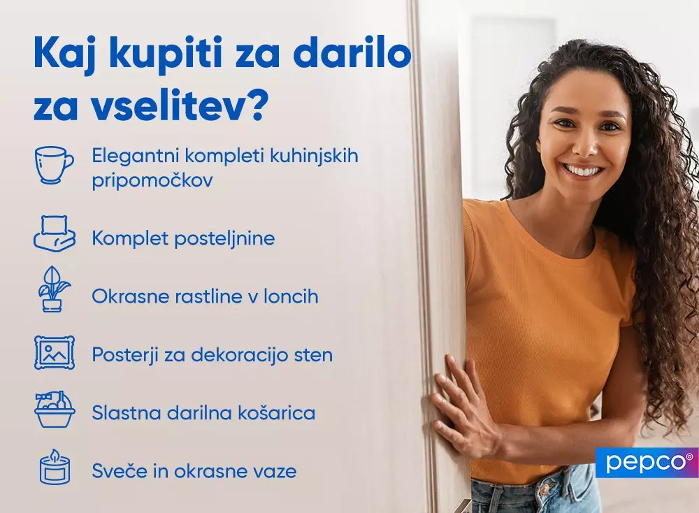 Ženska v oranžni majici se naslanja na okvir vrat poleg seznama idej za darila za vselitev.
