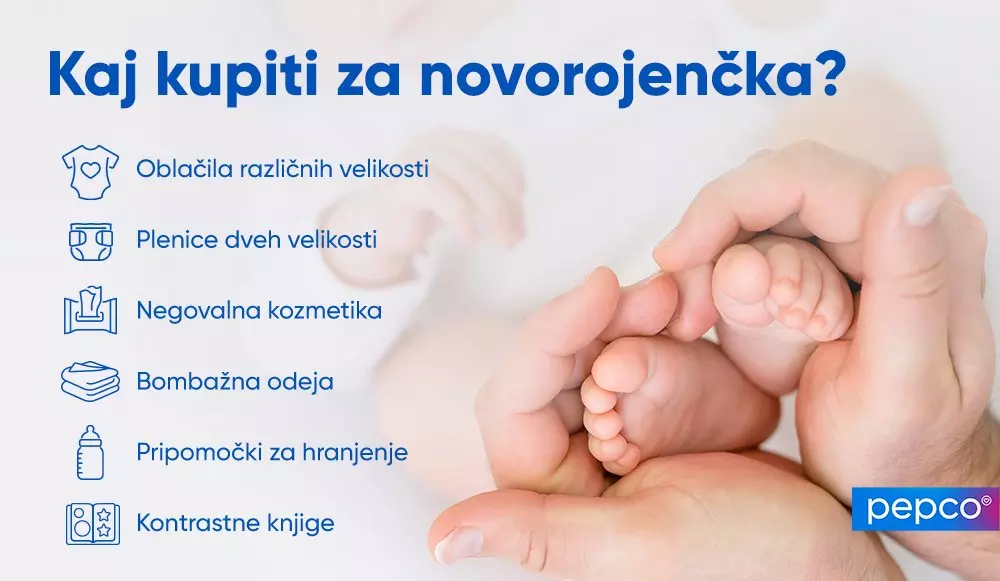 Odrasla oseba nežno drži dojenčkove noge ob informativnem seznamu izdelkov za novorojenčke.