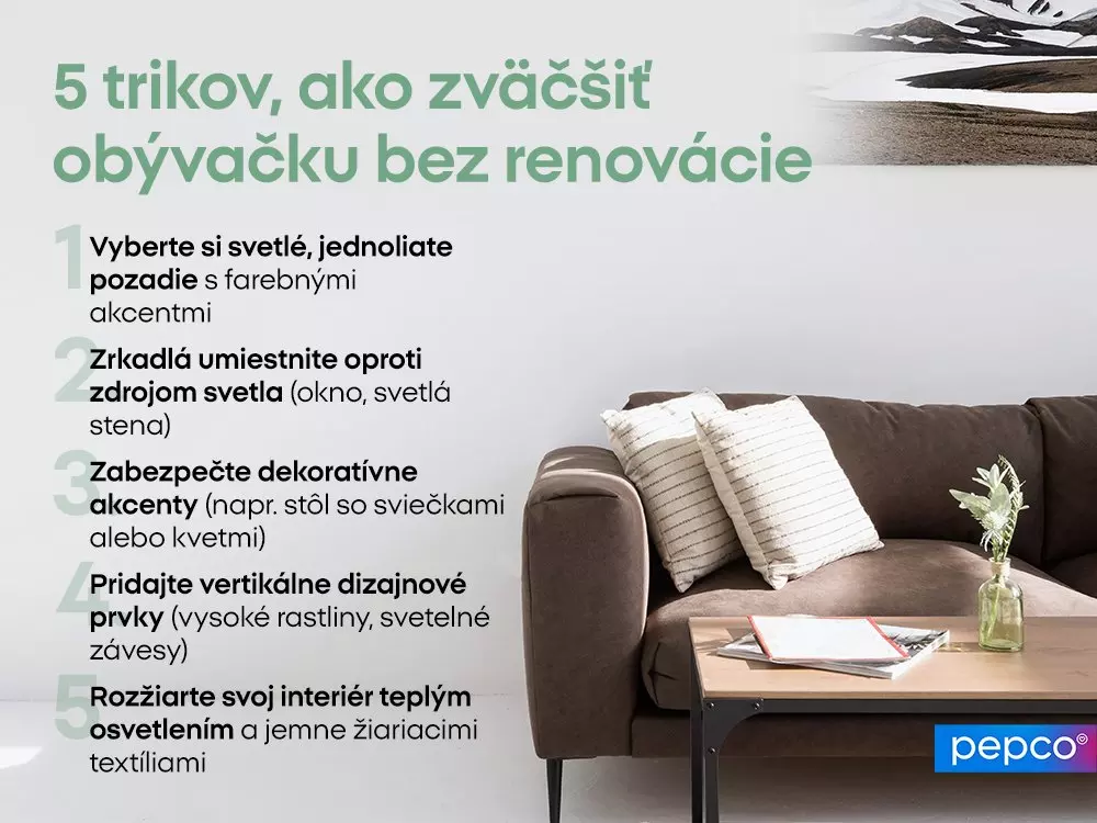 Infografika s 5 tipmi ako zväčšiť obývačku bez renovácie, zobrazujúca hnedú pohovku s vankúšmi a konferenčný stolík.