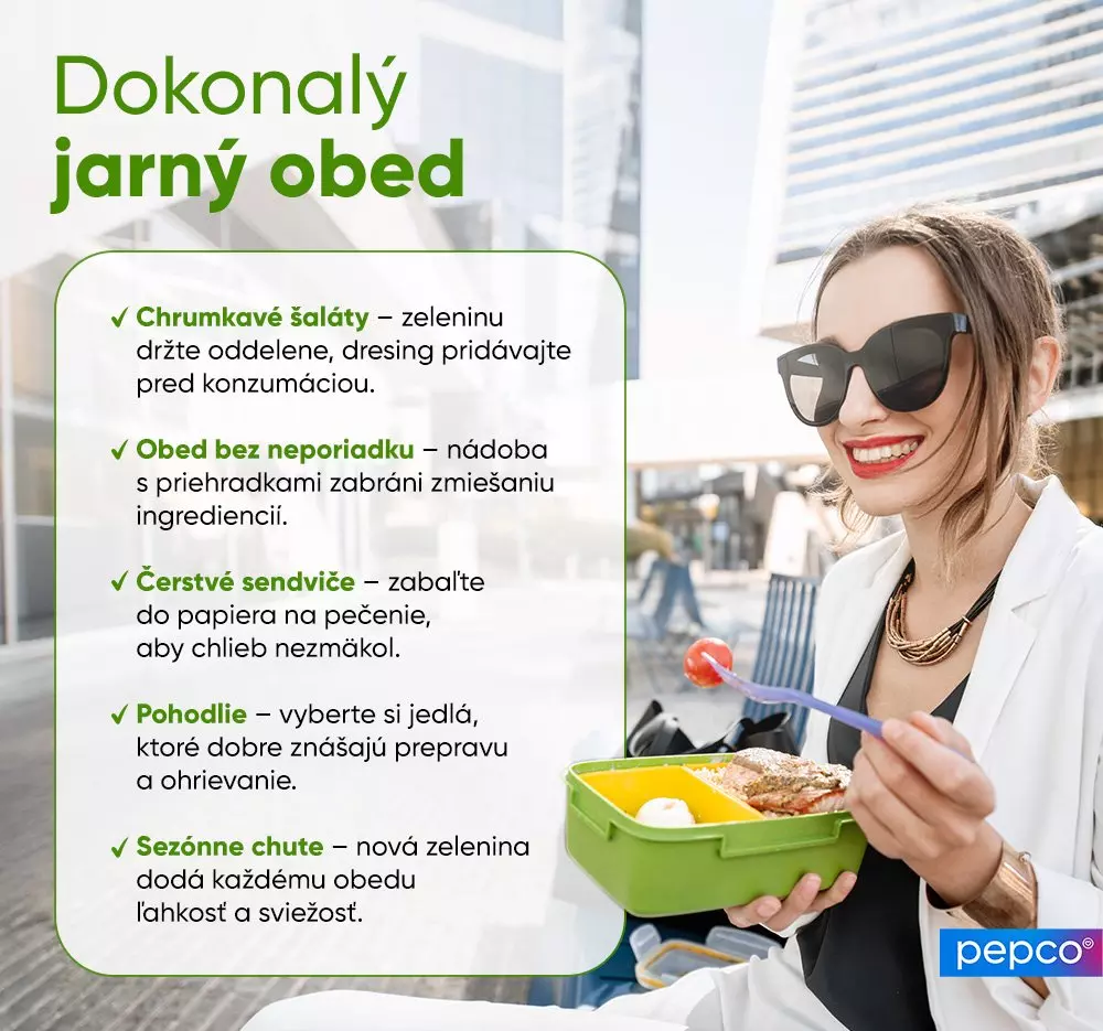 Osoba v slnečných okuliaroch si vychutnáva zdravý obed v zelenej krabičke s priehradkami, s tipmi na dokonalý jarný obed od Pepco.