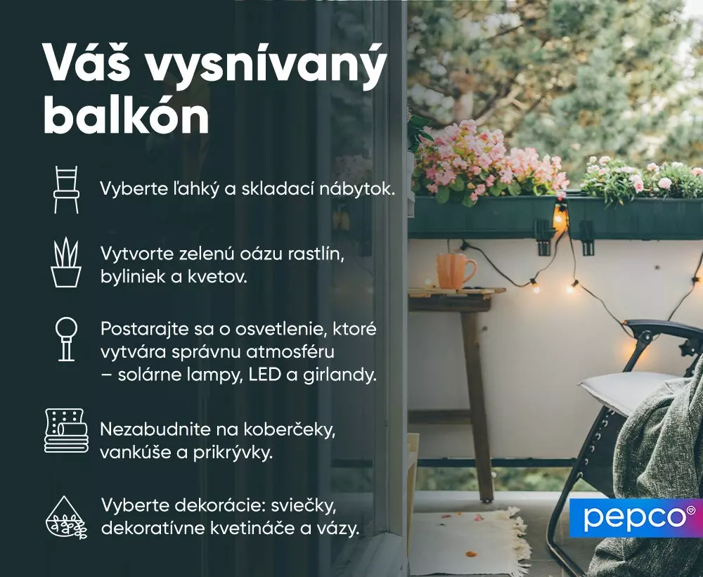 Útulný balkón s kvetinami, svetelnými girlandami a pohodlným nábytkom. Reklamný obrázok Pepco s tipmi na zariadenie.