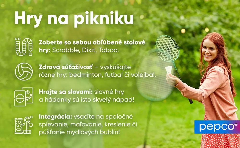 Osoba s bedmintonovou raketou na piknikovej aktivite s tipmi na hry ako Scrabble, Dixit a športy od Pepco.