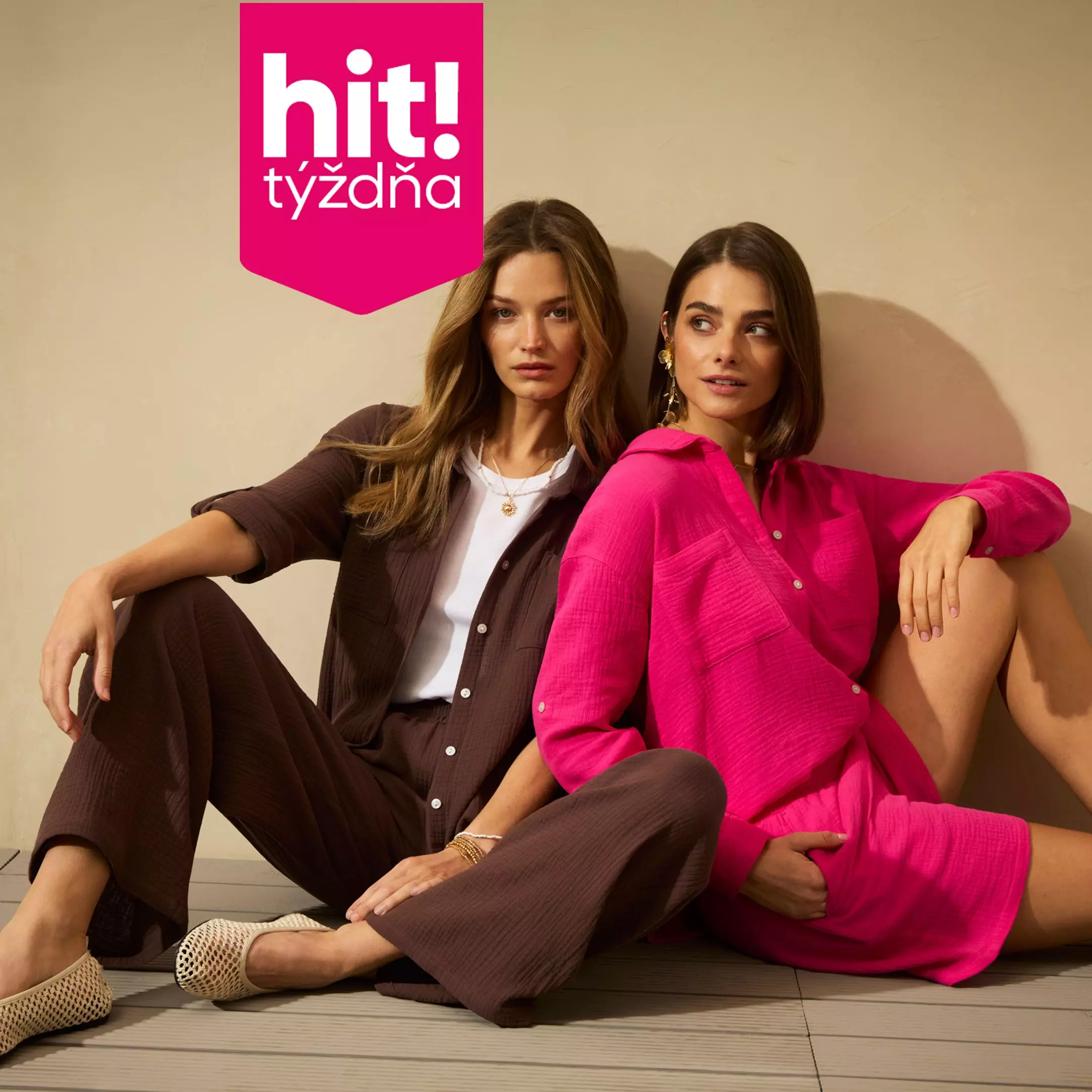 Dve ženy v hnedých a ružových outfitoch sedia pri propagácii týždenných hitov Pepco.